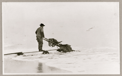 Mining on beach 1920 (photo)
