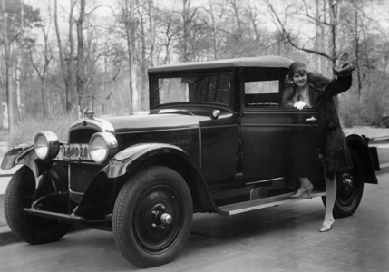 Hella Hoffmann next to a Nash convertible, 1928 (b/w photo)