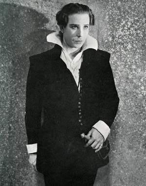Donald Wolfit as Hamlet