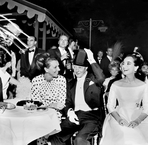 Duke of Windsoe tieh his friends at Helene Rochas's fancy dress party (theme "My Fair Lady") at the La Grande Cascade Restaurant, Bois de Boulogne, 23 June 1965 (photo)