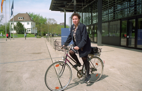 Birgit Homburger (Germany FDP) in Bonn politics 1997 xcb kbneg across people, shooting, bicycle..., 1997 (photo)