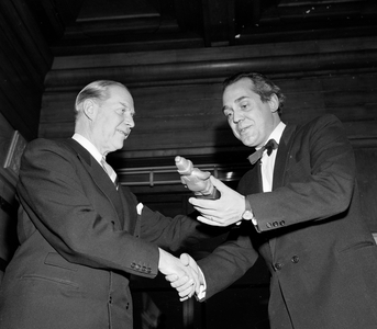 Oslo 19591211 Mayor Rolf Stranger is presented to the good boy the statuette by Å. Valldal …, 1959 (photo)