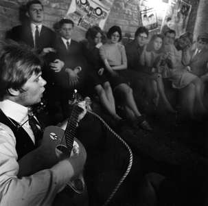 Club life of youth in 1965 67 DEU, Germany, Ruhr area The scene of youth clubs in the Ruhr area, here …, 1965 (photo)