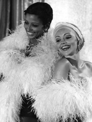 Série Sam Et Sally Avec Cathy Rosier et Corinne Le Poulain Dansant dans A Pigalle Cabaret le 30 juillet 1976 (photo b/w)