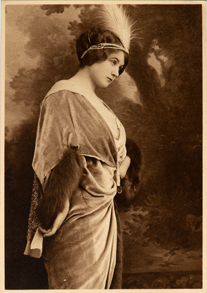 Fashion photo of a woman, 1900-20 (photo)