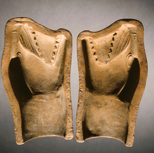Moche clay molds used in fabrication of a biting reptile animal, 1989 (photo)