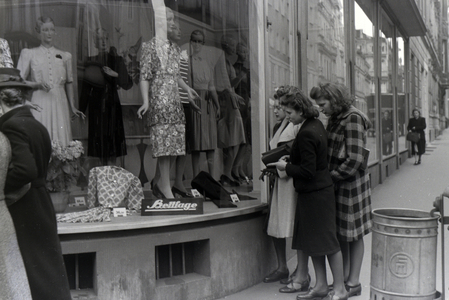 World champion Anni Kapell going shopping with friends in Düsseldorf, Germany 1941 (b/w photo)