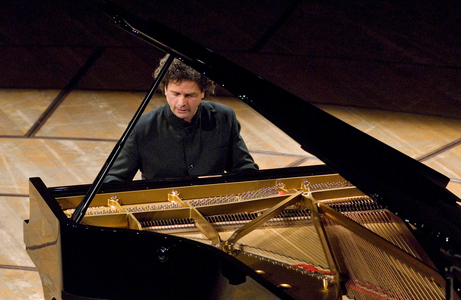 Andreas Haefliger playing piano