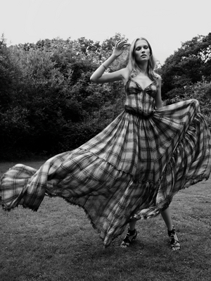 Toni Garrn, 2008 (b/w photo)