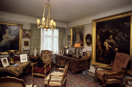 Oslo, 13/3 1980. Maria Quisling's apartment at Frogner. Heavy furniture and large paintings …, 1980 (photo)