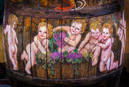 Barrel decorated with cherubs, Rome, Italy (photo)