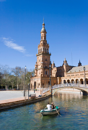 Couple in rowing boat , The Plaza de Espana, Parque de María Luisa, Seville, Spain (photo)
