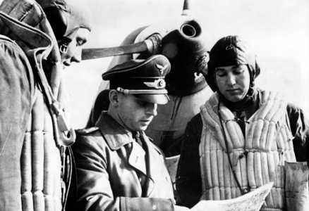 WW2 - Luftwaffe - pilots at the briefing 1940 (photo)