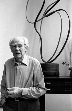 César Doméla - Dutch sculptor and painter in his Parisian work shop in 1983 - born in 1900, dead in 1992