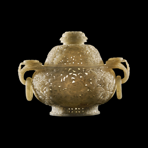 Jade cup with lid, frontal view,  17th century (Jade)