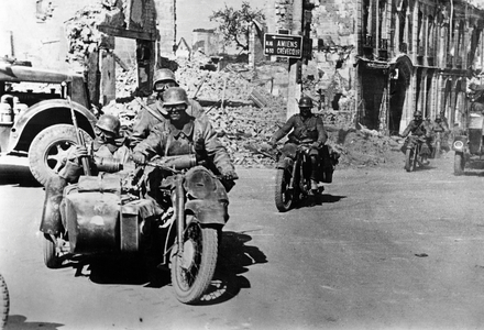 German motorcycle infantry during the advance through France, 1940 (b/w photo)