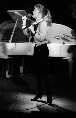 Karen Cheryl singing at Studio 1, 1984 (photo)