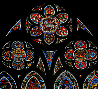 Window w202 depicting the tracery lights with two angels and the Agnus Dei (stained glass)