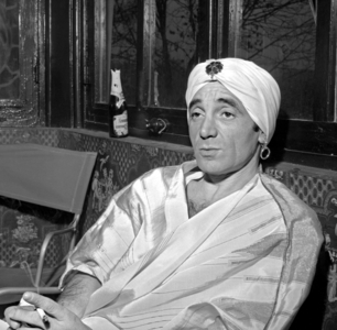 Charles Aznavour on set of « Cloportes », 1965 (photo)