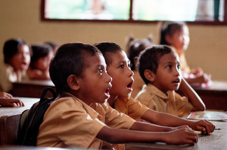 Primary school class during lessons in Dili, 1999 (photo)