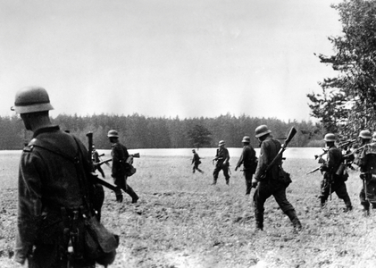 German infantry on the Eastern Front, 1941 (b/w photo)