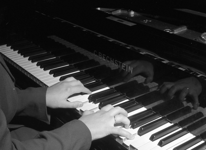 Oslo 19471018. The young pianist Eva Knardahl on her way to the stars. Here we see …, 1947 (photo)