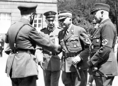 Carl Eduard of Saxe-Coburg and Gotha with a collection box for the Red Cross (b/w photo)