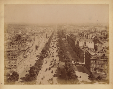 Paris: L’Avenue des Champs Elysees (b/w photo)
