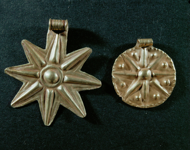 Two pendants, each decorated with an eight-pointed star (gold)