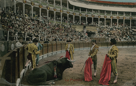 The puntilla - Spanish bullfight. Postcard sent in 1913.