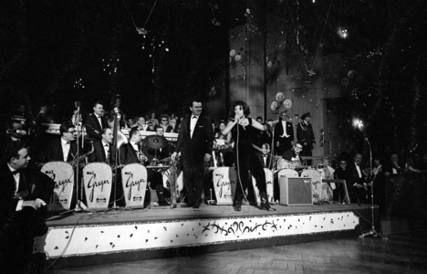Josephine Baker and Max Greger with orchestra in the Bayerischer Hof in Munich, 1963 (b/w photo)