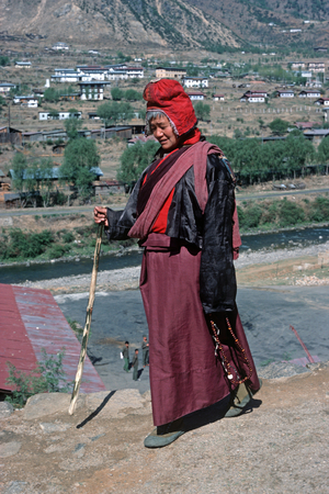 Buddhist nun, Bhutan, Himalayas (photo)