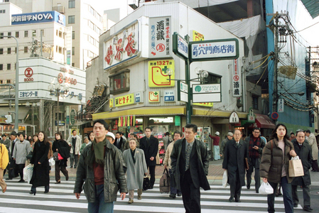 Pedestrians in Kobe (1999) (photo)