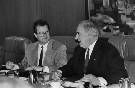 Helmut Kohl and Klaus Kinkel at cabinet meeting in Bonn, 1992 (photo)