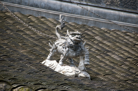 China: A mythical temple guardian on a roof in Wenshu Yuan (Wenshu Temple), Chengdu, Sichuan Province
