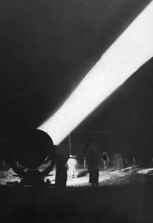 The searchlight of a flak, 1939 (b/w photo)