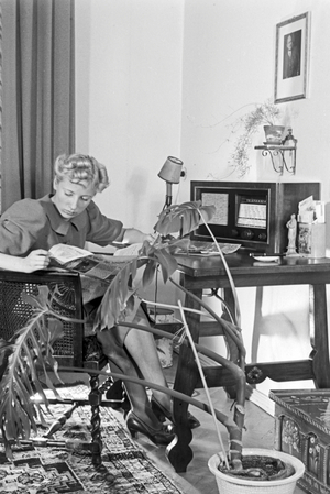 Radio on a desk of a woman, Germany 1930s (b/w photo)