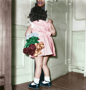 Mothers Day : Little Girl Opening Door To her Mother, She'S Holding A Bunch of Flowers, 50'S (photo)