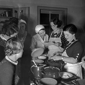 Women learn how to cook at a mother training of the Reichsmuetterdienst at Essen, Germany 1930s (b/w photo)