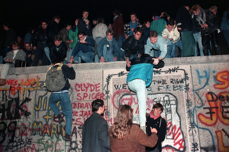 19891110 Fall of the Berlin Wall: Thousands of people crawled up the wall at Brandenburger …, 1989 (photo)