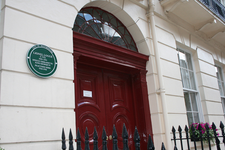 Plaque to King' s Speech therapist, Lionel Logue