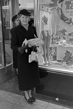 A woman doing christmas hopping, Germany 1930s (b/w photo)
