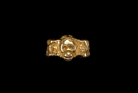 Ring (surmounted by skull and crossbones), 19th century (gold)