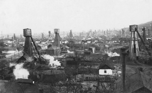 Oil production in Galicia, 1918 (b/w photo)