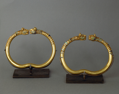 Bracelets, gold, with lions' heads, incrustations of lapis lazuli and turquoises …