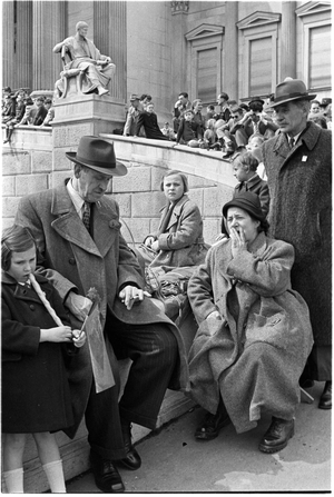 Life in post- war Vienna: May First parade of the …, 1954 (photo)