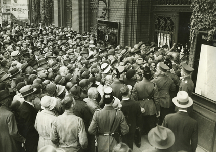 World economic crisis: banks, stock market, Concerned customers in front of a savings bank in Berlin, 1931 (b/w photo)