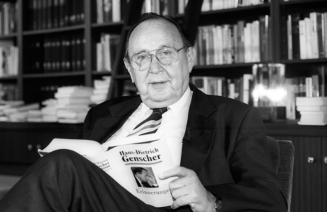 Hans-Dietrich Genscher (Germany FDP) during an interview to present his book..., 1995 (photo)