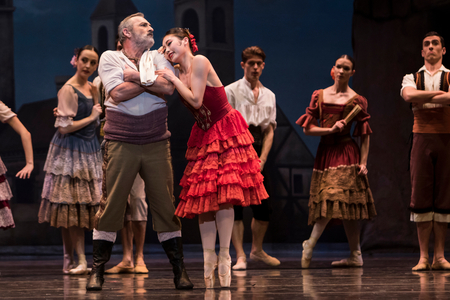 Dancers as Quiteria and Lorenzo (photo)