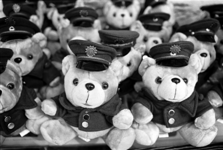 Polizeiteddys Teddys, (Polizeiteddys) the Berlin police cars should ..., 1998 (photo)
